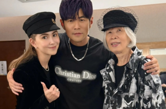 大破防！周杰倫急「撲向昆凌討抱」撒嬌畫面曝光 眼神超溫柔