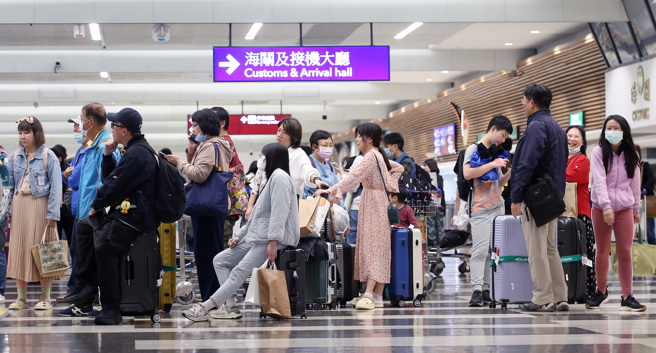 有网友在机场看见台湾人扛一大袋日本泡麵，让他好奇究竟有多好吃，引起眾人讨论。（示意图／资料照）