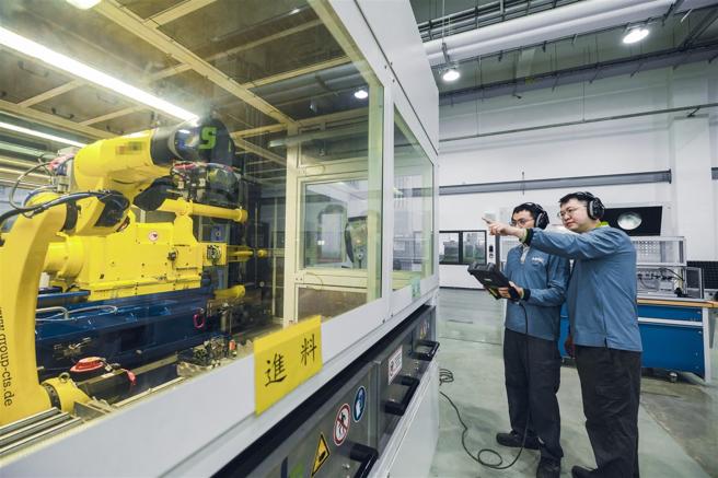  自枪所添购冷锻机，可将膛线及弹药室一体成型，减少枪管钢料加工内应力，有效强化材料强度及寿命，提升射击精准度。
（记者陈怡璇摄）