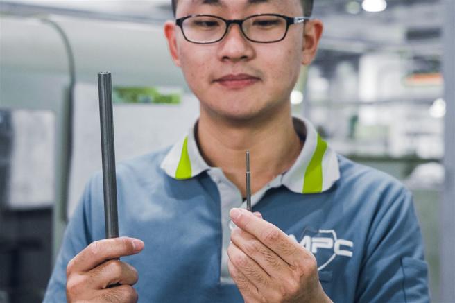  钢管原料与经加工后击针比对，可见机工士精湛工艺。
（记者陈怡璇摄）