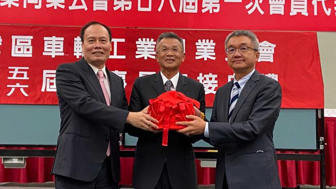 陈昭文（右）于2020年接任车辆公会理事长一职，并在2023年连任，眾望所归。（图／业者提供）