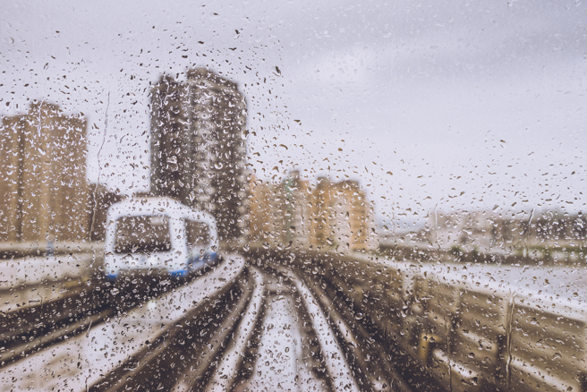 冷氣團前一波鋒面接近，北台灣有短暫雨機率，接著轉乾冷。（示意圖。圖：shutterstock/達志）