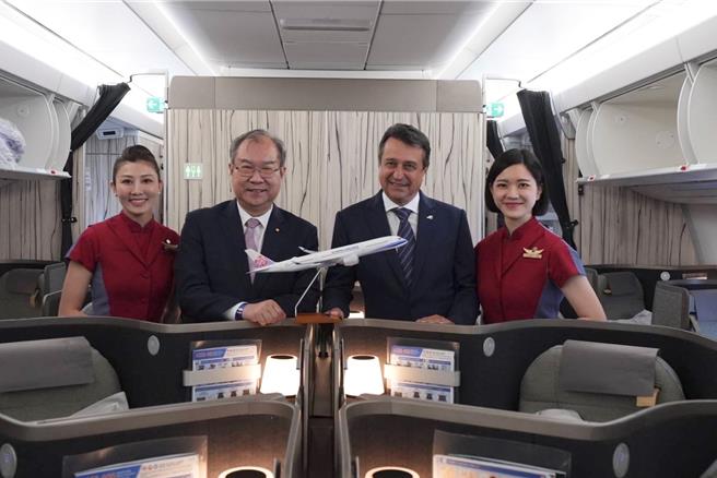 华航扩大飞欧布局，明年优先增班布拉格。图为华航布拉格首航时，布拉格机场公司理事长波斯与华航总经理高星潢（左二）于A350客舱内合影留念。(资料照)