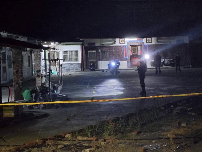 高雄美浓8日传出命案，警方到场拉起封锁线搜证。（翻摄照片／林瑞益高雄传真）