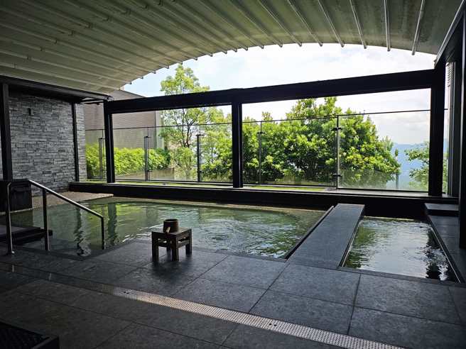 刘芯彤的老公很爱泡新家的温泉。（主播刘芯彤脸书）