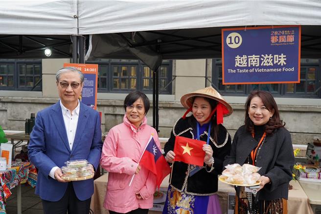 内政部长刘世芳、立法委员罗美玲、移民署钟景琨与越南新住民互动合影。（移民署提供）