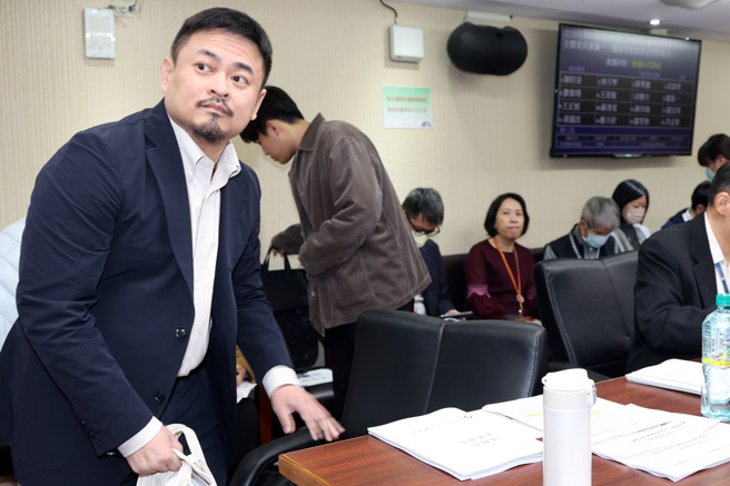 洪申翰今（图左）受访时表示，目前重启调查已在最后收整阶段，调查结果不会拖延，这周一定公布报告。（记者邓博仁／摄影）