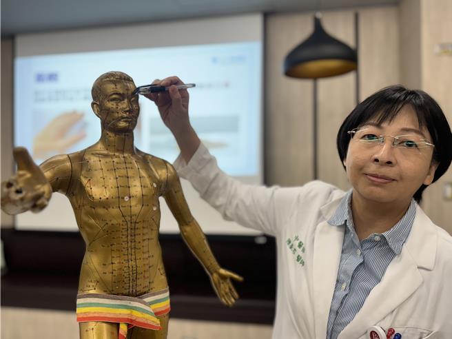 奇美医院中医部主治医师陈豪君表示，这名不明原因复视的男子，经过针灸治疗1个月，状况已改善了8成。（曹婷婷摄）