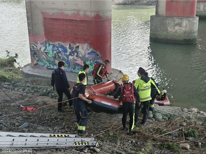 新北市消防局今日上午持續出動船艇搜索。（民眾提供）