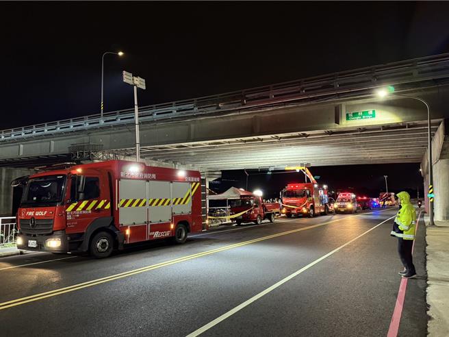 板橋城林橋昨晚傳出男子落水，消防人員到場搜救。（民眾提供）