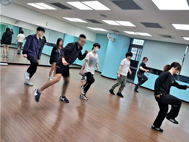 新北市街头艺术协会以设计动态街舞、饶舌、DJ或涂鸦课程等贴近青少年生活文化，带领学员发掘兴趣。（新北市教育局提供）