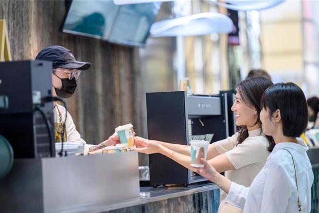 兴波咖啡进驻桃园，高铁站、机场均开出职缺，起薪最高4万5000元。（台湾高铁提供）