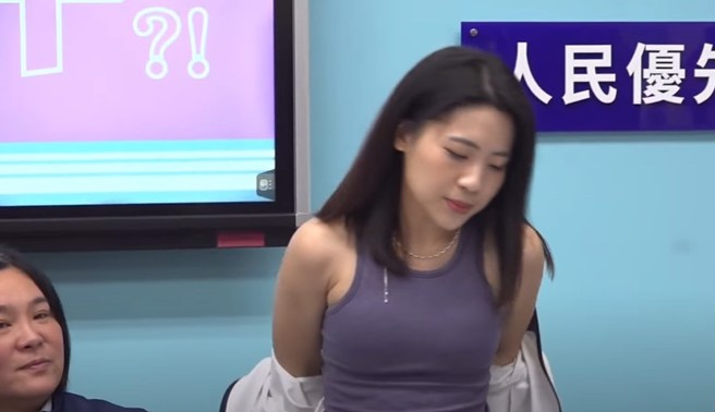 徐巧芯脱下外套、秀出运动内衣力挺陈玉珍。（取自直播）