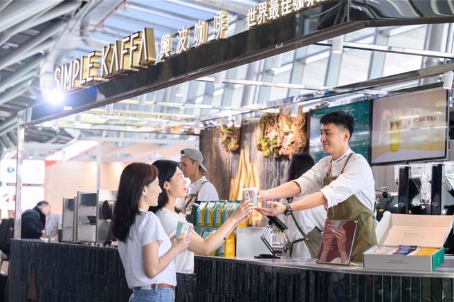 兴波插旗台南高铁站，世界冠军头衔颇受高铁旅客欢迎。（台湾高铁提供）