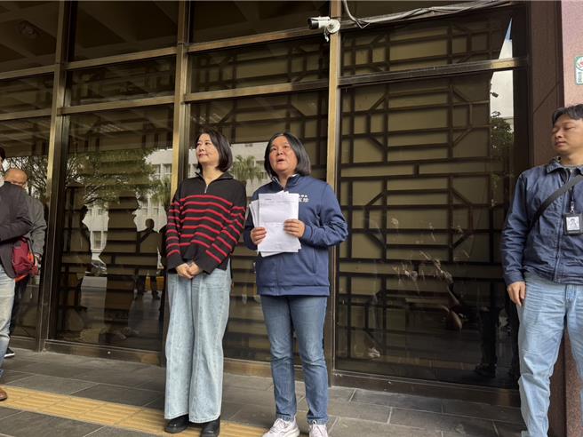 國民黨立委陳玉珍今（9）日上午赴台北地方法院遞狀提民事求償150萬元並道歉。（賴佩璇攝）