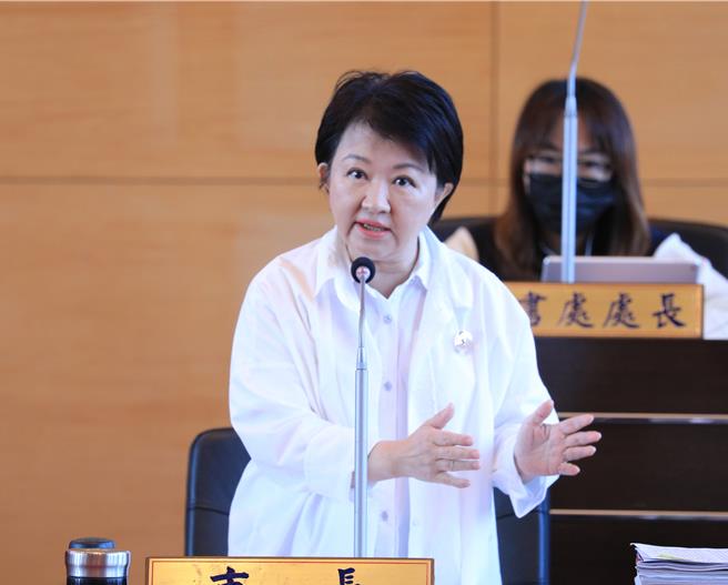 市长卢秀燕苦笑说，中央事务都拿来议会问她，「可能民进党议员对我有寄予厚望，希望我能取代中央工作」。（陈淑娥摄）