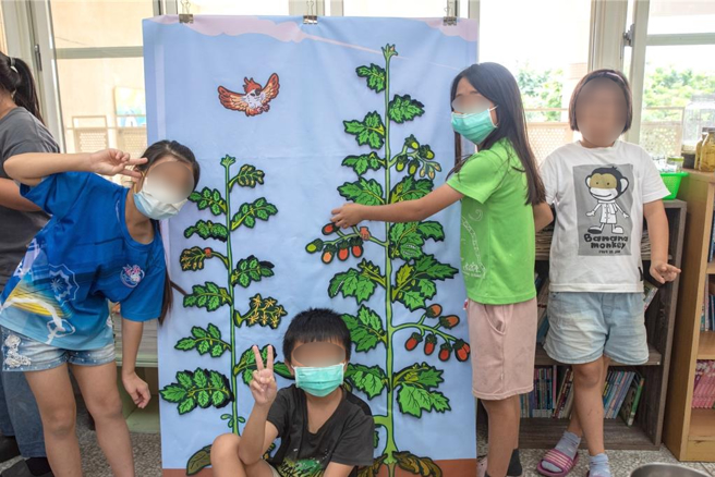 高雄青农推出番茄拼图教具，颇受孩子们欢迎。（高雄市农业局提供／林瑞益高雄传真）