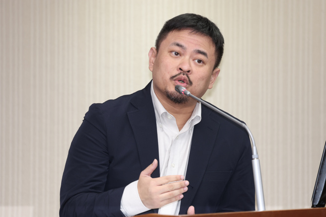 国民党立委王育敏表示，这次的劳团陈抗也包含对超高工时、过劳的不满，询问洪申翰是否支持恢復国定7天假、提高加班费率，洪申翰仍称强调「权责在内政部，会传达劳工声音」，惹得王育敏批「模凌两可部长做不久」。（邓博仁摄）