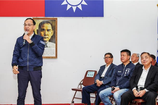 国民党主席朱立伦（左）9日到新竹县部参加建党130周年庆时，批民进党附和南韩的戒严，到现在还不道歉。（罗浚滨摄）