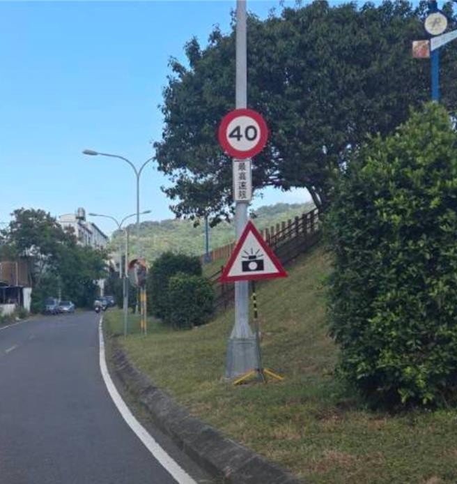 太平警分局表示，重机骑士质疑「警52」标志设置部分，经查设置测照地点约220公尺处之于电线杆上明显处，符合道路交通标志标线号志设置规则在一般道路应于100公尺至300公尺前」规定。（太平警分局提供／冯惠宜台中传真）