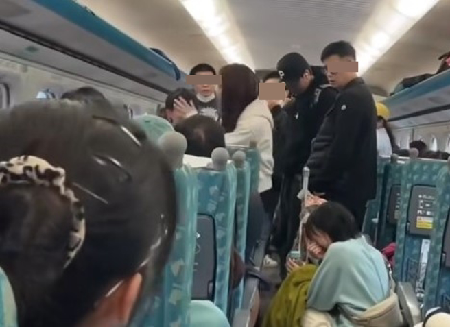 10岁男童被蓝衣女子用水淋头后，情绪崩溃。（图／翻摄自爆废公社）