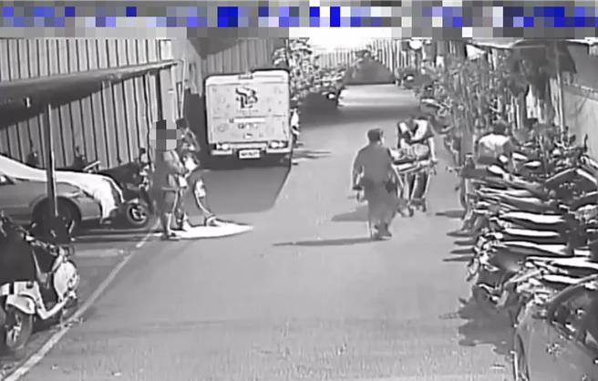 救护人员到场将陈男送医。（警方提供）