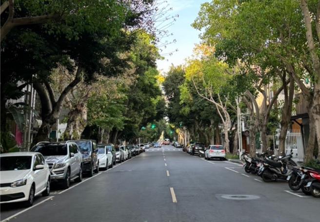 台北市民生社區自1969年開始規劃，是全台第1個以鄰里單元理念規劃的中低密度住宅社區，有連續綠樹形成大面積遮蔭空間，綠地面積占社區10％以上。（劉彥宜攝）