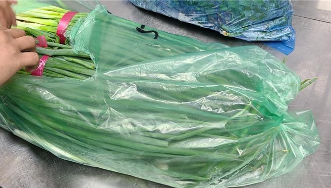 台北市衛生局抽驗火鍋料，辛殿麻辣鍋信義店的蔥被檢出農藥殘留不符規定。（台北市衛生局提供／謝佳君台北報導）