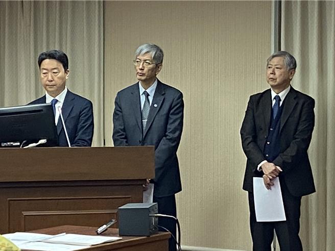交通部長陳世凱（左）、航港局長葉協隆（中）、港務公司董事長李賢義（右）赴立法院備詢。（陳祐誠攝）