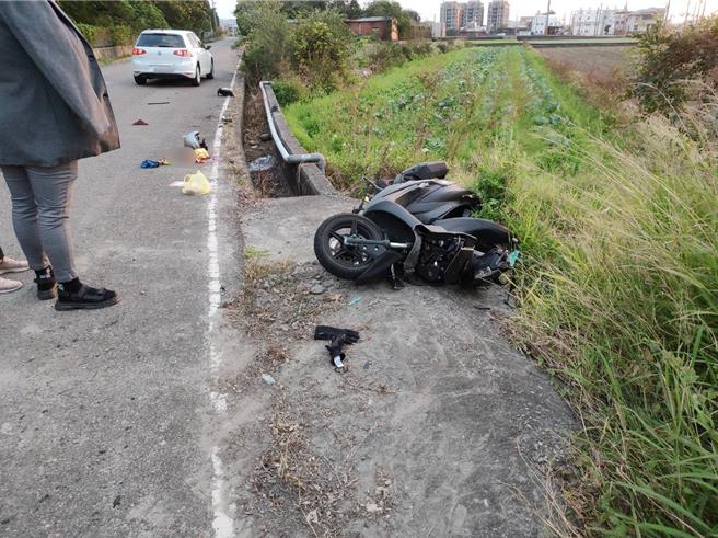 苗栗县苑里镇8日下午16时发生一起死亡车祸。（读者提供／吕丽甄苗栗传真）