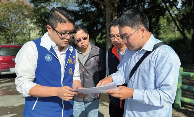 国民党桃园市议员钱龙（左）建议市府应利用既有道路动线，将台31线自台4线北延至南崁路142巷，透过新辟桥梁衔接内溪路后连通到桃3线。（钱龙提供）