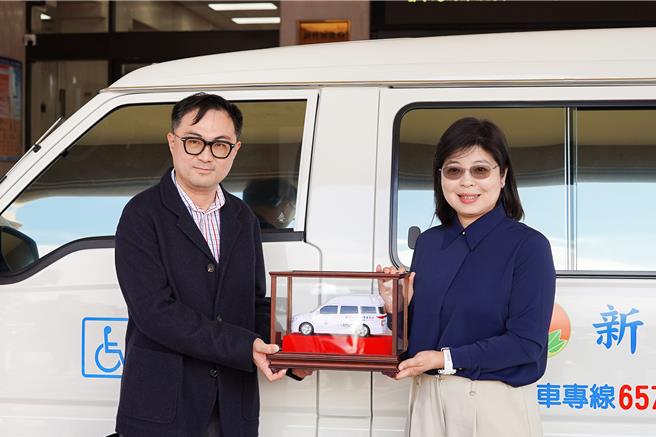 富宇建设副总经理锺博全（左）9日捐赠1辆復康巴士予新竹县政府，由县府秘书长李安妤（右）代表受赠。（罗浚滨摄）