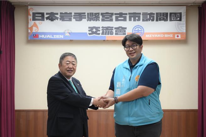 日本东北地区岩手县宫古市长山本正德（左）今天率团拜访花莲市公所，与市长魏嘉彦（右）交流，邀请花莲市到宫古市参访，了解该市与周边地区如何建置完整的防灾应变措施。（花莲市公所提供／罗亦晽花莲传真）