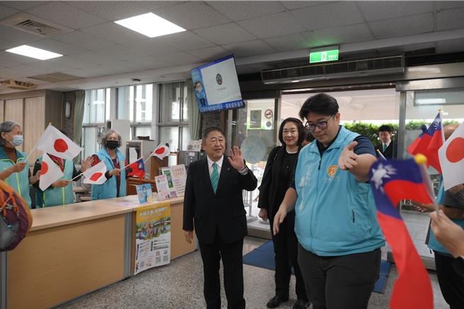 日本东北地区岩手县宫古市长山本正德（前右二）今天率团拜访花莲市公所，受到公所团队热烈欢迎。（花莲市公所提供／罗亦晽花莲传真）