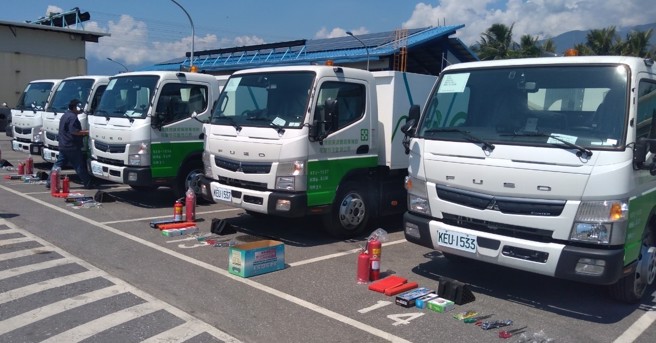 花莲县政府积极充实及汰换老旧之清洁车辆及机具，以期顺利推动、协助各乡镇市公所环保业务，共同打造花莲优质环境。(图/花莲县政府提供)