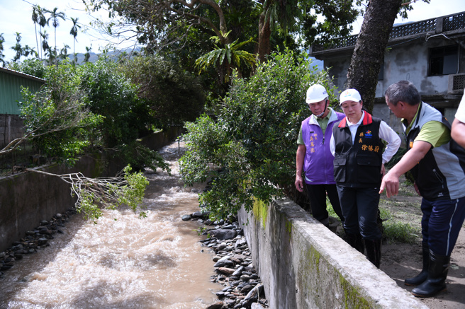徐榛蔚率县府团队积极改善县内排水系统。(图/花莲县政府提供)
