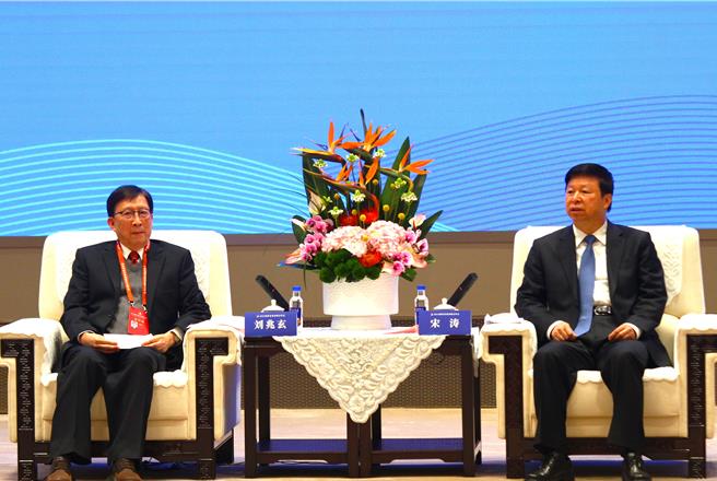 2024年两岸企业家峰会年会9日在厦门登场，大陆国台办主任宋涛与峰会台方理事长刘兆玄等一行人在开幕式后进行会面。（吴泓勋摄）