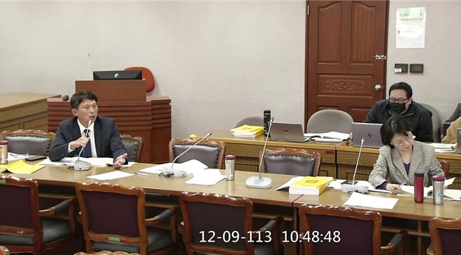 民眾黨團總召黃國昌提案要求明年考試院出國考察預算全刪。(取自立法院直播畫面)