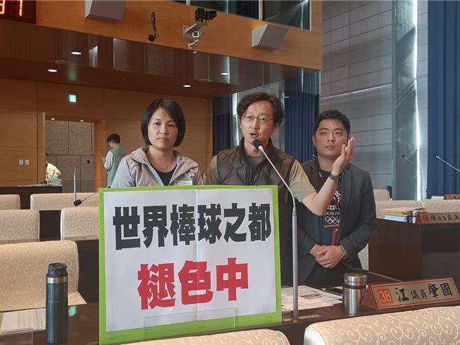 民进党市议员江肇国（中）9日忧心，台北大巨蛋已启用，台中棒球之都头衔会不会被抢走？（陈淑娥摄）