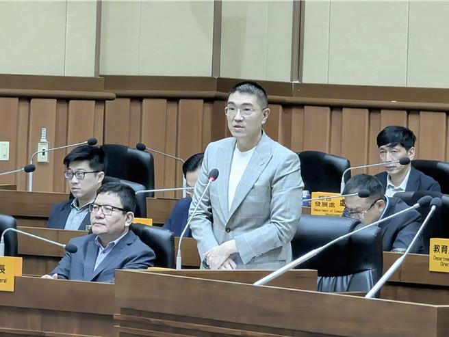 基隆市长谢国梁（中立者）表示，市府将于明年上半年完成室内宠物乐园相关规划，向议会提出说明。（张志康摄）