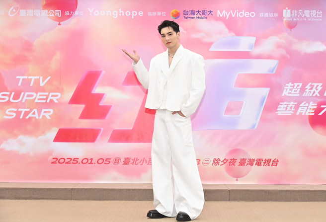 黄伟晋出席台视《2025超级巨星红白艺能大赏》主持人亮相记者会。（图／谢采恩摄）