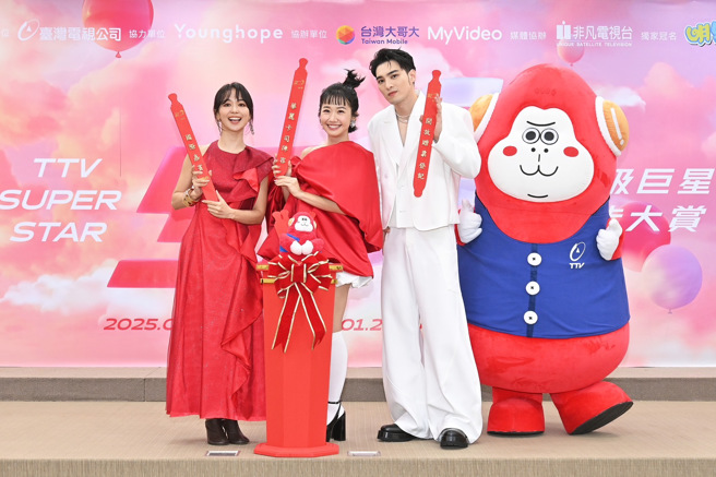 黄伟晋（右一）否认涨价一事。左起为陈明珠、Lulu。（图／谢采恩摄）