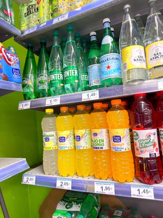 李怡贞开玩笑说，以后带小孩搭高铁要带橘子汽水。（女人大律师李怡贞脸书）