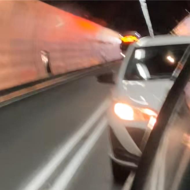有民眾昨晚開車行經國道5號雪山隧道時，疑似遭後面白色轎車緊貼車屁股，不斷閃遠光燈、狂按喇叭。（民眾提供／吳佩蓉宜蘭傳真）