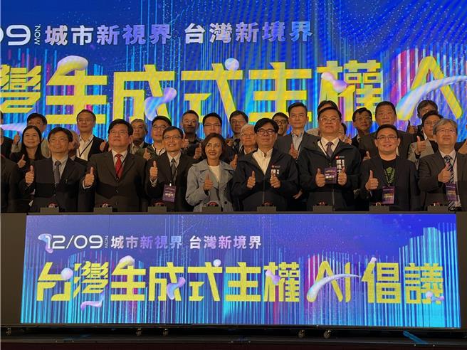 高市府聯手輝達（Nvidia）與國營企業、高階軟體應用業者9日率全國之先推動台灣生成式主權AI倡議，並宣布啟動「智慧高雄燈塔計畫」。（洪浩軒攝）