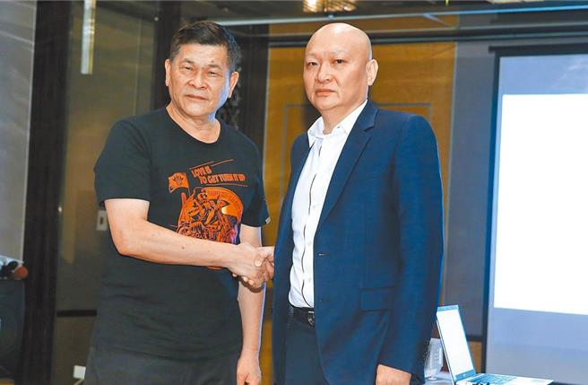 民眾党立法委员黄国昌爆料涉入八八会馆被起诉的「鲈鳗」林秉文（右）5日下午开庭未到，质疑他「跑了」，批院检装没事。新北地方法院对此回应，如林秉文无正当理由不到，将依法为后续处理。（资料照）