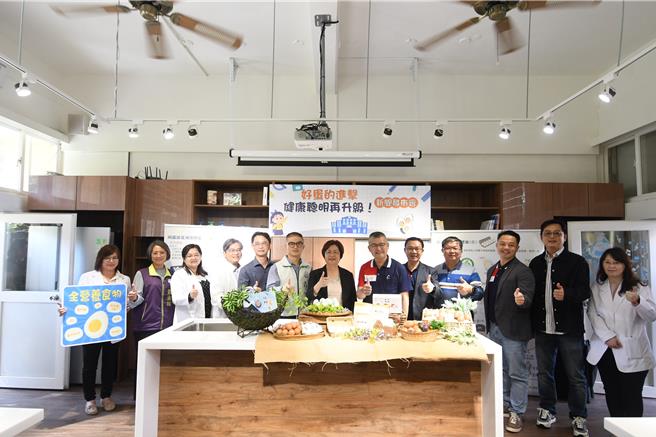 彰化縣推動校園午餐營養計畫，全縣約9萬名學童，提供每周3顆雞蛋的多元膳食，總計每周將食用27萬顆雞蛋，蛋農、學童都受惠。（葉靜美攝）