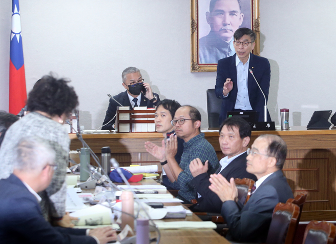 立法院司法及法制委员会9日召开「公务人员退休资遣抚恤法相关法案」公听会，民进党召委锺佳滨（后右）邀请专家学者们一起探讨相关问题。（赵双杰摄）