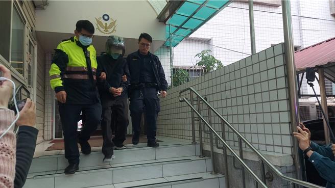 邱男经过警方侦讯后，移送新北地检复讯。（张铠乙摄）