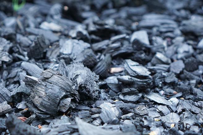 拥有去油、清洁等功效的护肤产品原料之一的「炭粉」，竟源自回收栅栏边角料。(图片来源/Pexels)